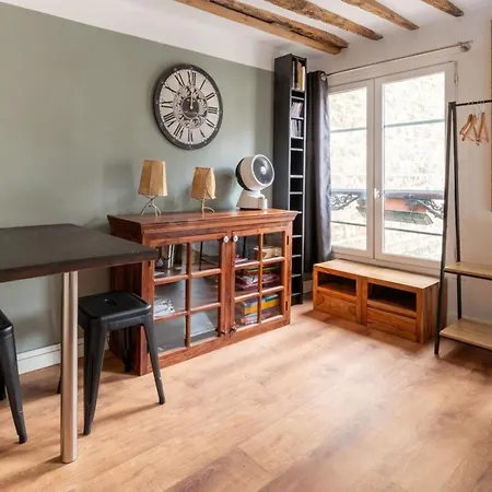 Central Parisian-style Studio Apart - Sentier Париж